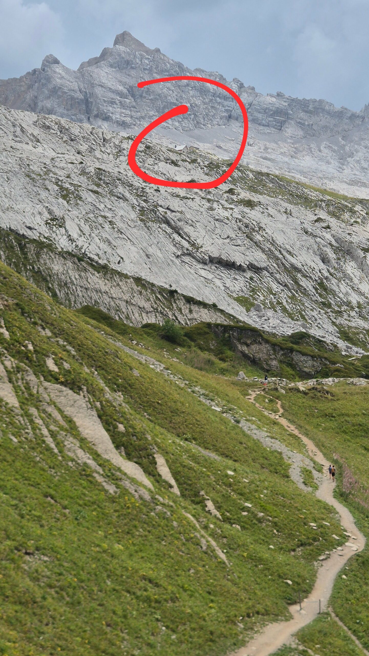 Le refuge de la Pointe Percée, niché sous le sommet, dans le massif des Aravis